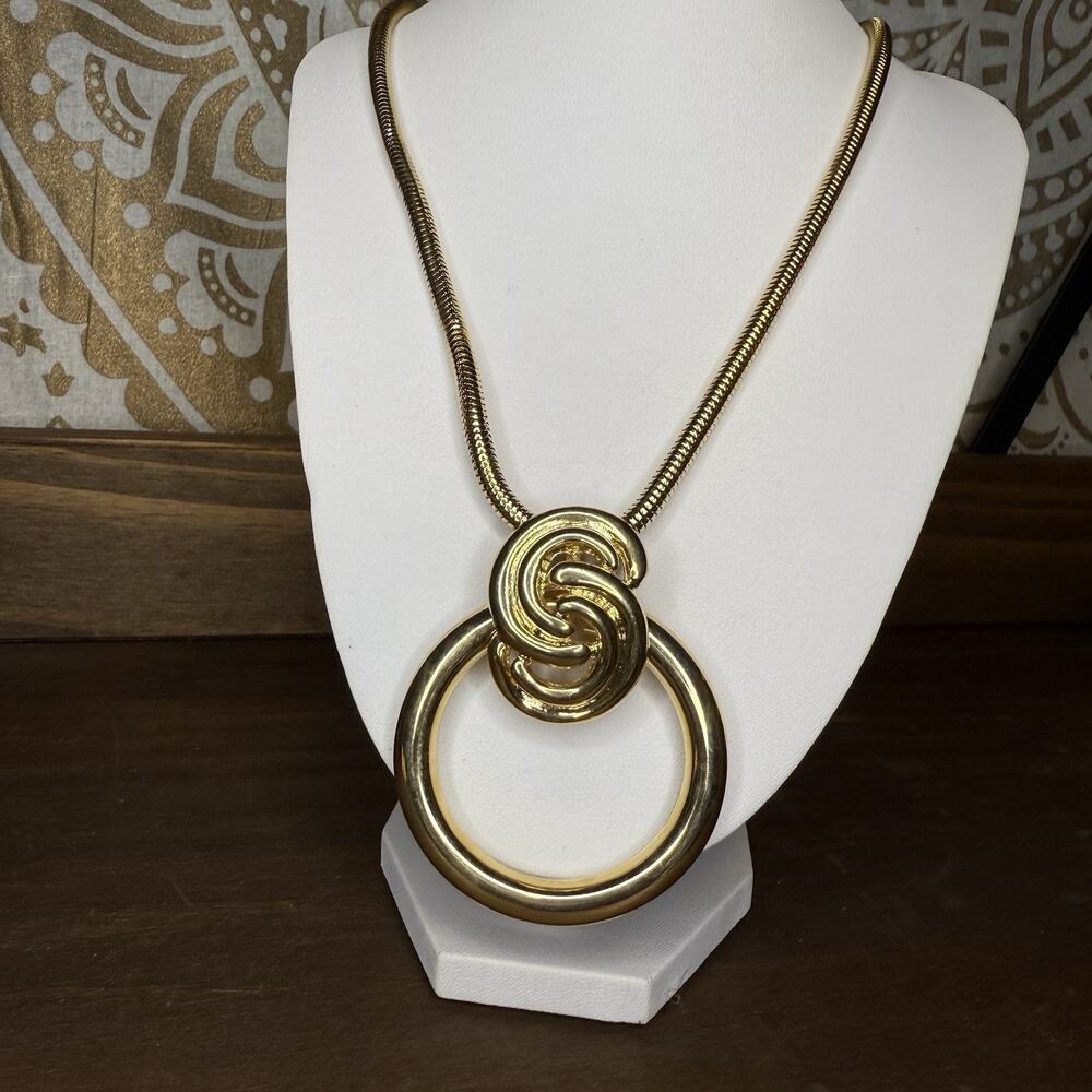 Gorgeous Modernistic Gold Tone Metal Alloy Pendant On Cable Chain